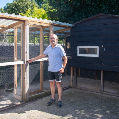 Ries bouwde een kippenhok bij Huize Appelenburg: “Voor praktische klussen kunnen ze me altijd bellen”